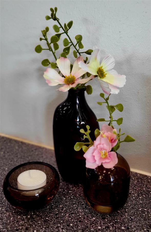 Sæt med kunstige blomster + fyrfadslys